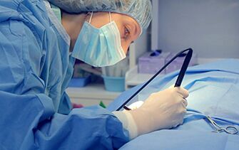 ქირურგი ასრულებს ოპერაციას მამაკაცის ფალოსის გაზრდის მიზნით