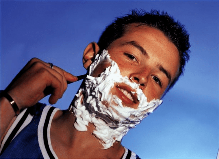 მოზარდი იპარსავს და ფიქრობს პენისის გაფართოებაზე