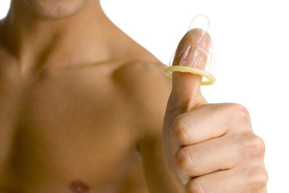 თითზე პრეზერვატივი მოზარდის პენისის გადიდების სიმბოლოა